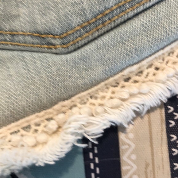 Short shorts - Picture 4 of 6